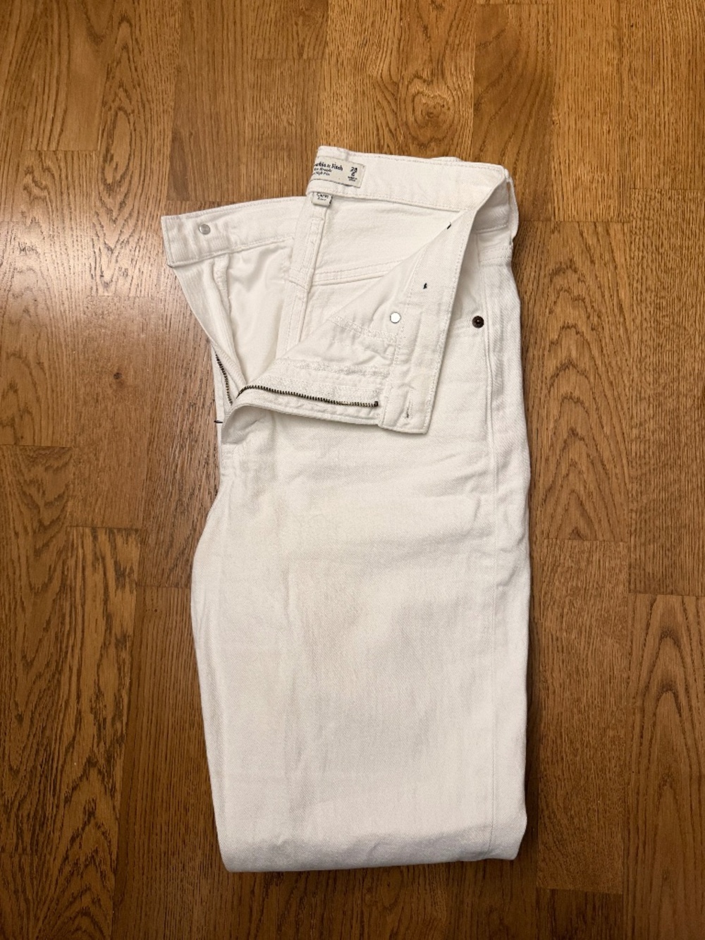 Abercombie Slim Straight Ultra High Rise Curve Love white jeans - size 28